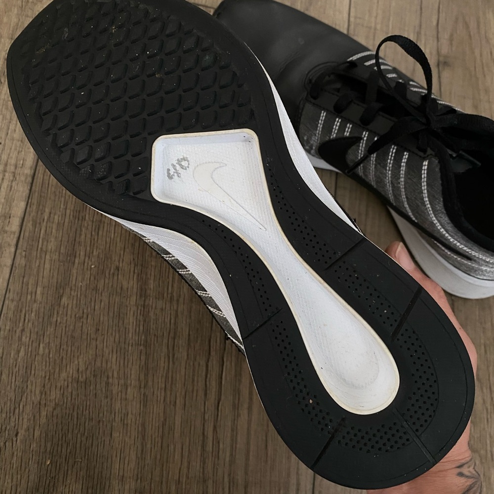 Nike Black and Gray Women’s Sneakers - Picture 3 of 4